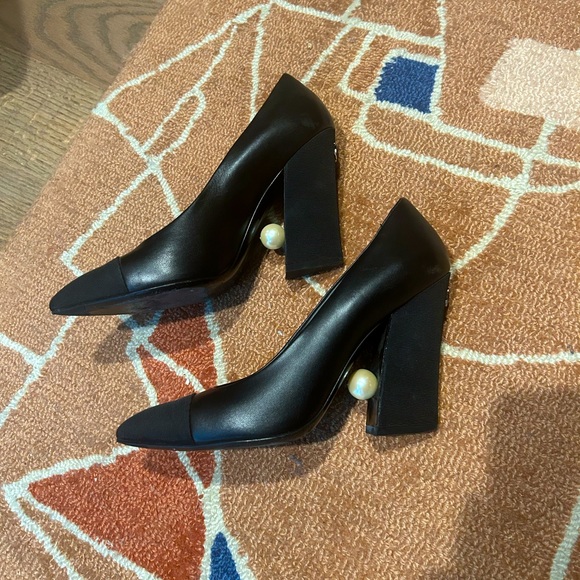 CHANEL pointy cap toe pearl chunky heels - Picture 3 of 6